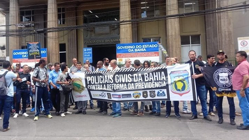Estudantes da Uneb protestam para que Justiça e Governo resolvam