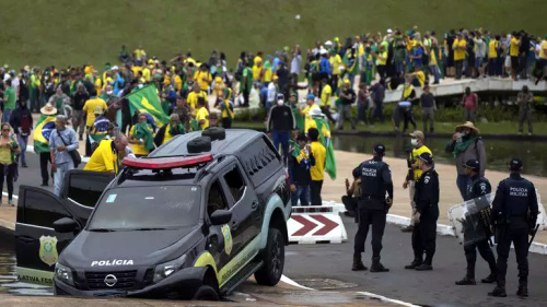 Hulk encomenda réplicas das taças de Brasileirão e Copa do Brasil para  aumentar sala particular de troféus